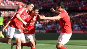 Três jogadores do Benfica equipados à PSG a torcer nas bancadas em Munique (foto)