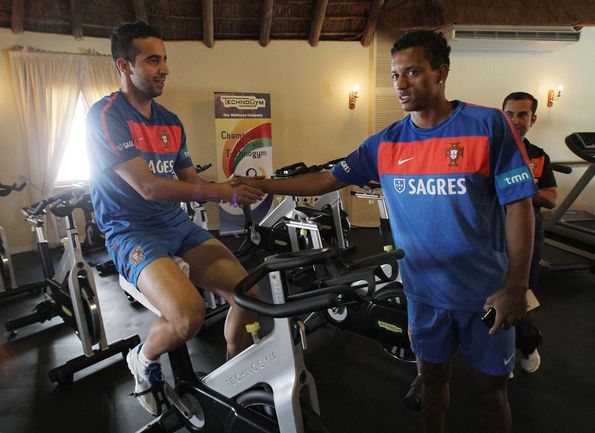 Nani e Ruben Amorim foram colegas de equipa na Seleção, aqui cumprimentam-se num treino no ginásio em 2010
