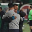 Nani, enquanto jogador do Estrela da Amadora, abraça o então treinador do Sporting, Ruben Amorim, em novembro de 2024