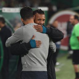 Nani, enquanto jogador do Estrela da Amadora, abraça o então treinador do Sporting, Ruben Amorim, em novembro de 2024