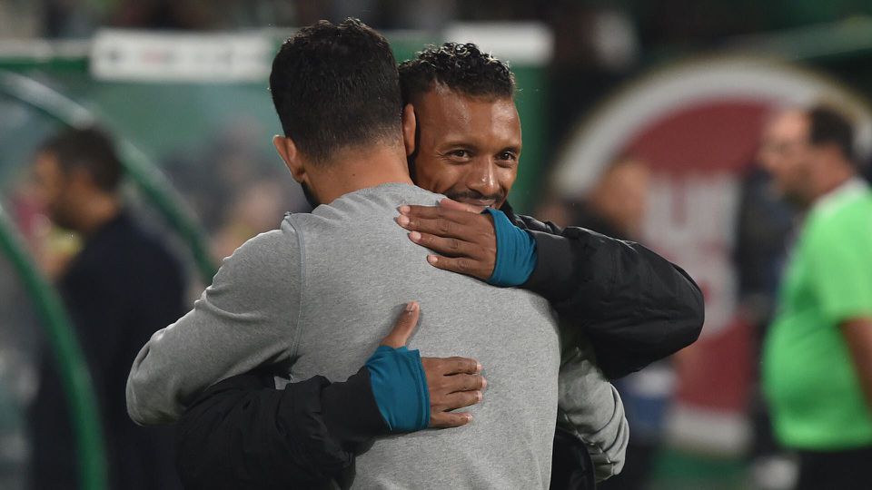 Nani, enquanto jogador do Estrela da Amadora, abraça o então treinador do Sporting, Ruben Amorim, em novembro de 2024