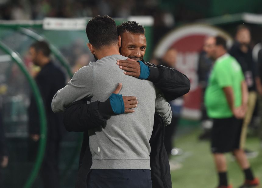 Nani, enquanto jogador do Estrela da Amadora, abraça o então treinador do Sporting, Ruben Amorim, em novembro de 2024