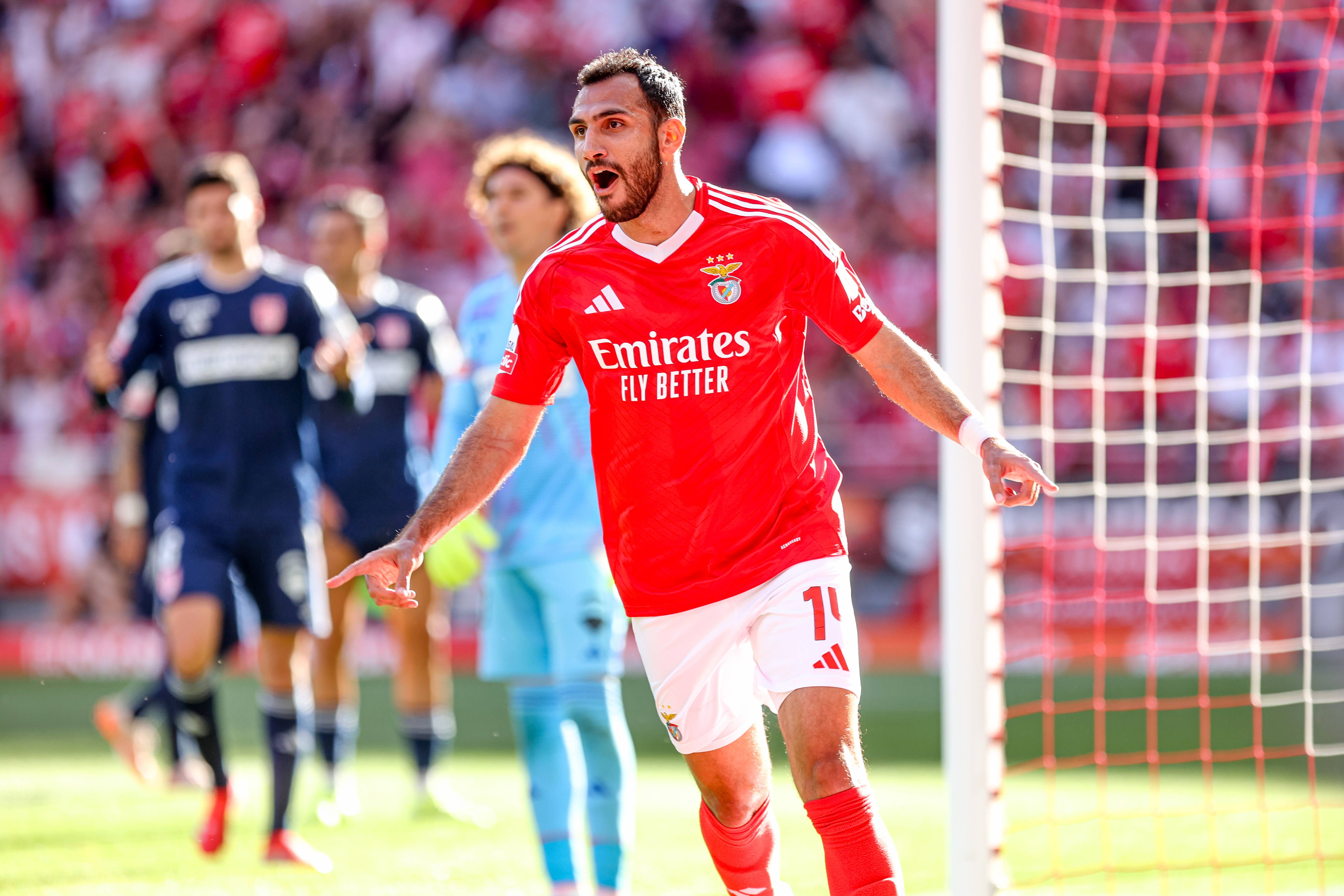 Vangelis Pavlidis festeja com a camisola do Benfica