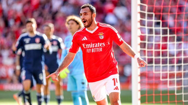 Vangelis Pavlidis festeja com a camisola do Benfica