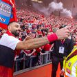 Mohamed Salah celebra a conquista da Premier League junto dos adeptos (IMAGO)