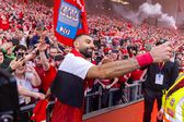 Mohamed Salah celebra a conquista da Premier League junto dos adeptos (IMAGO)