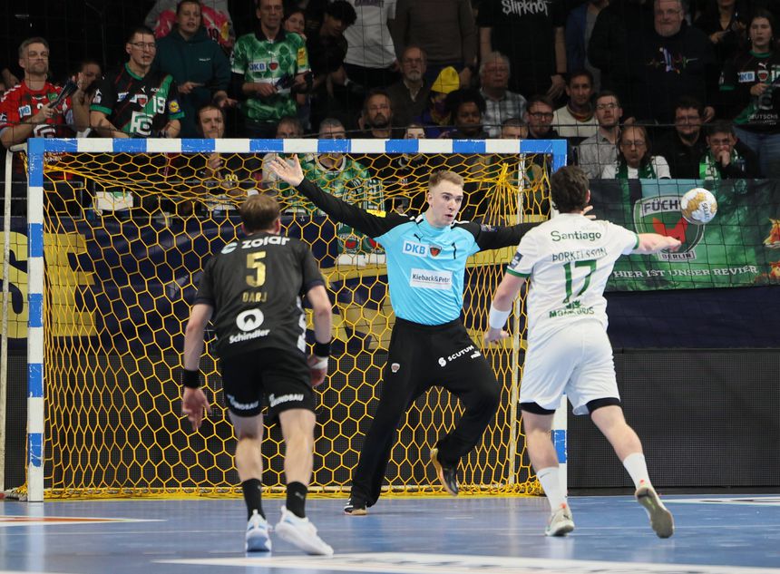 Orri Torkelsson, do Sporting, procura bater o guarda-redes do Fuchse Berlin durante o jogo da fase de grupos da Liga dos Campeões entre ambas as equipas