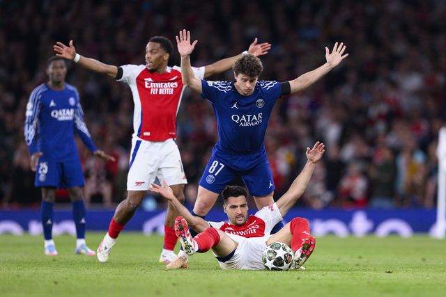 João Neves em ação frente ao Arsenal