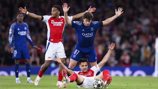 João Neves em ação frente ao Arsenal