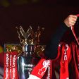 Jurgen Klopp coloca a medalha de vencedor da Premier League ao pescoço