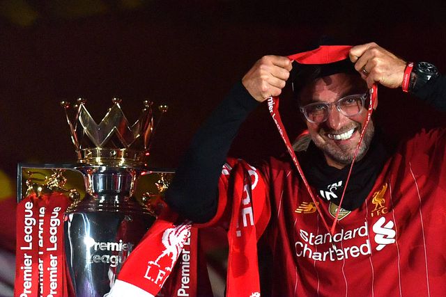 Jurgen Klopp coloca a medalha de vencedor da Premier League ao pescoço