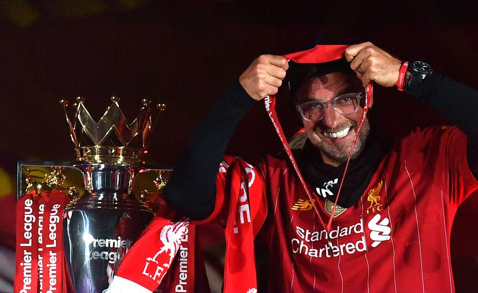 Jurgen Klopp coloca a medalha de vencedor da Premier League ao pescoço