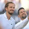 Medvedev ao lado de Djokovic, que está a tirar uma fotografia