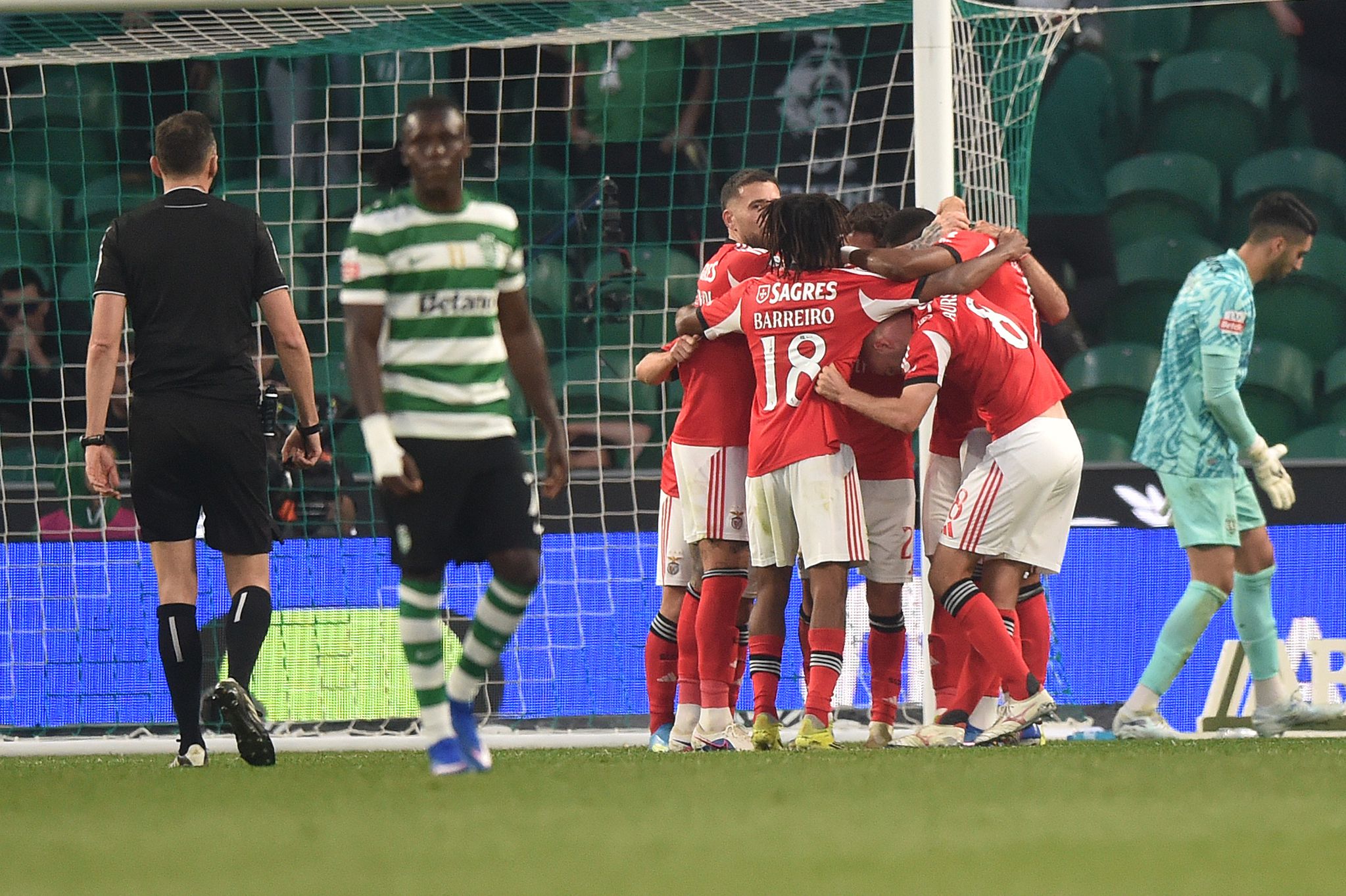 Derrota em casa frrente ao Benfica foi rude golpe para o Sporting na luta pelo 2.º lugar - FOTO: MIGUEL NUNES