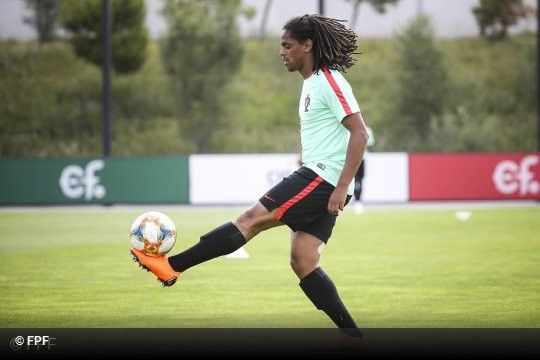 Tiago Lopes, lateral-esquerdo, 25 anos - sem clube