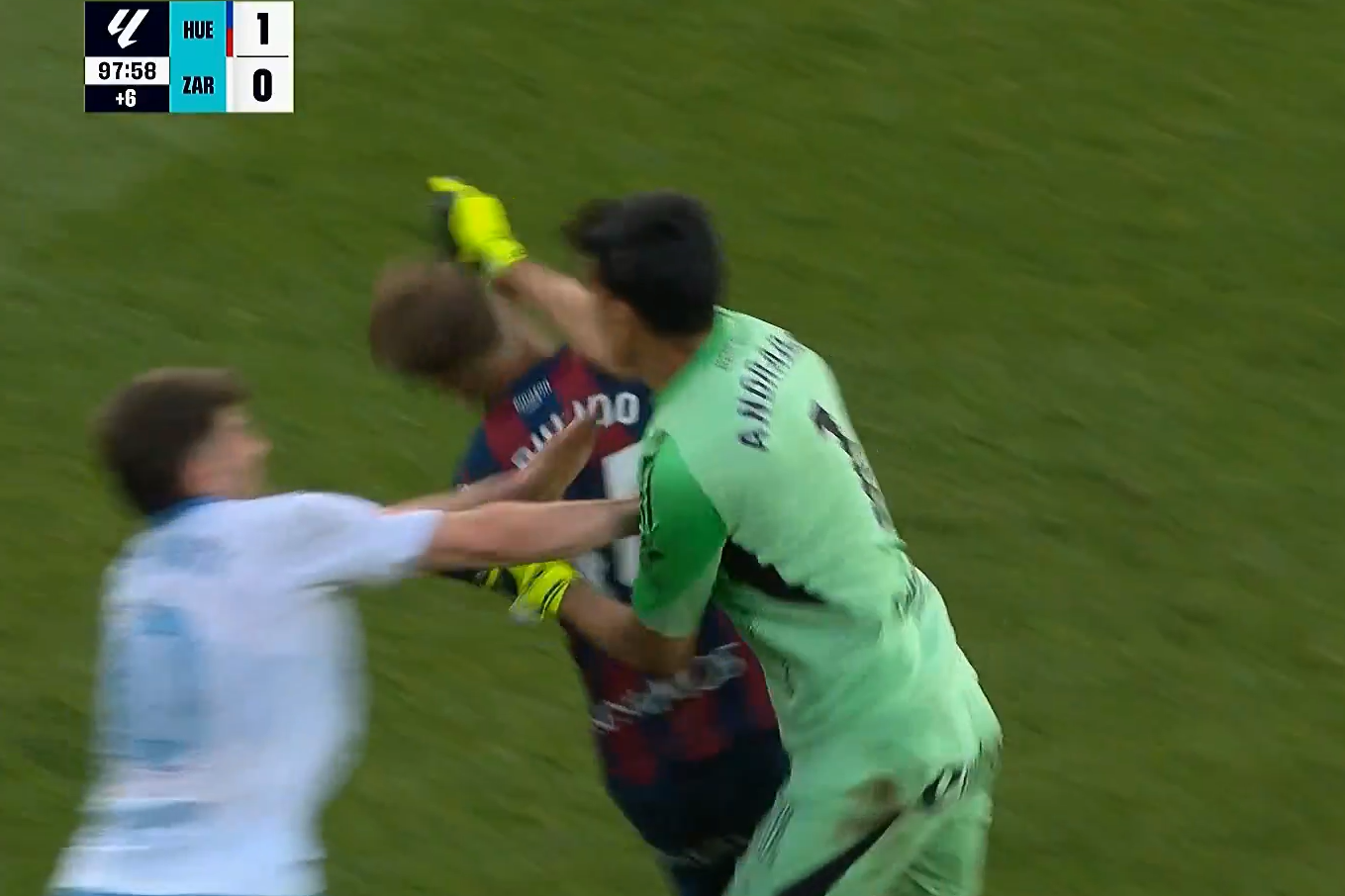 Momento em que Esteban Andrada agride Jorge Pulido com um soco