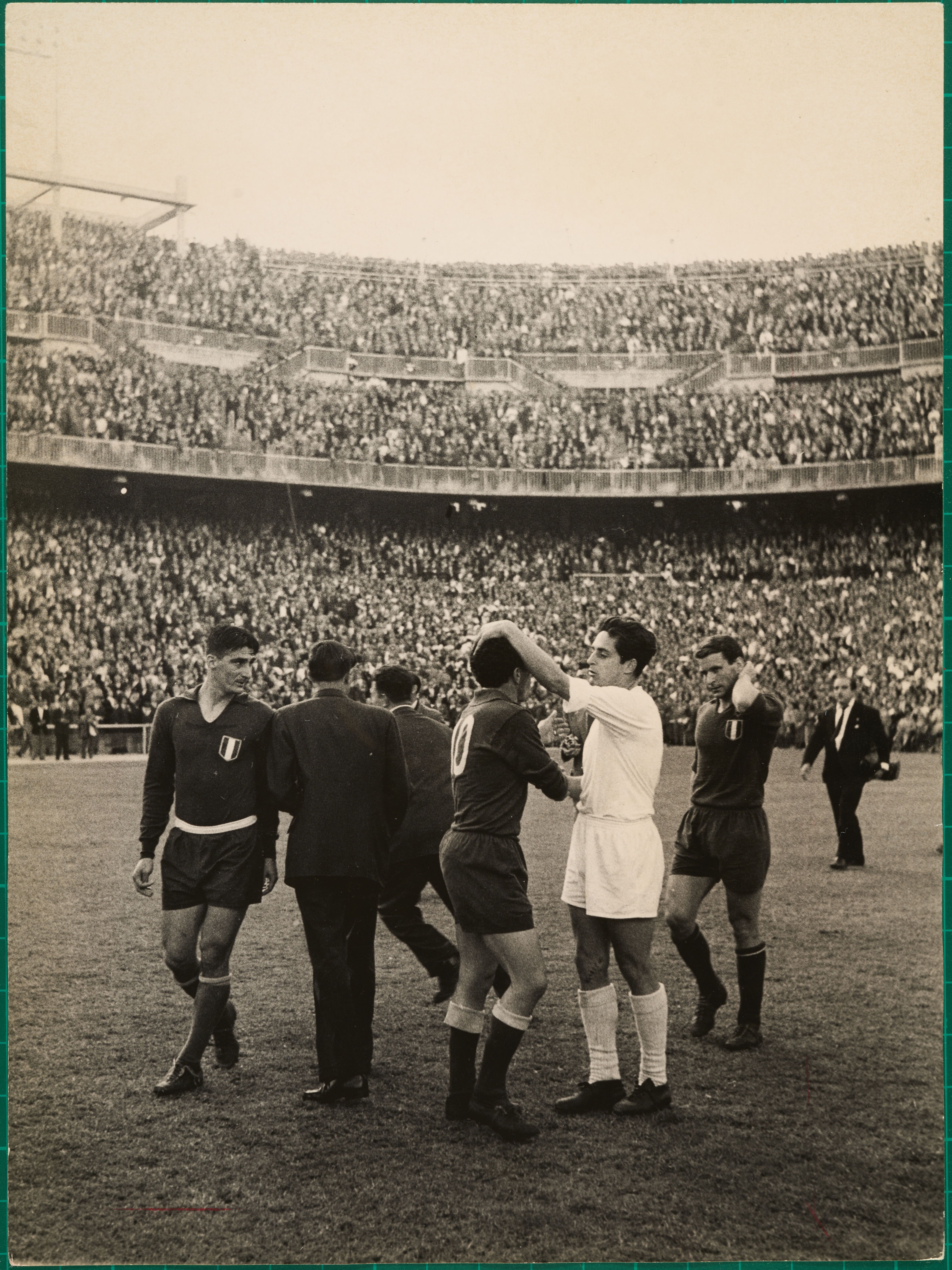 Fiorentina alcançou a final da Champions em 1957, mas perdeu com o Real Madrid - Foto: IMAGO