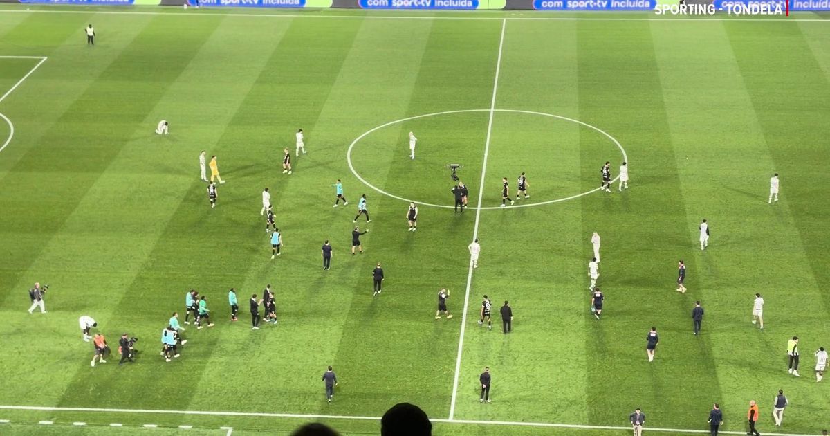 Insultos, assobios e lenços brancos: adeptos do Sporting não perdoam equipa