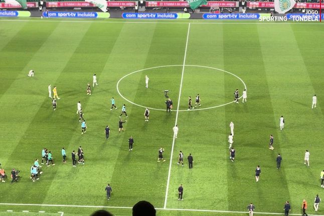 Insultos, assobios e lenços brancos: adeptos do Sporting não perdoam equipa