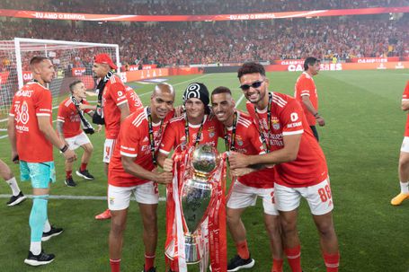Chiquinho e João Neves (ambos ao centro) quando jogavam no Benfica (foto: Imago)