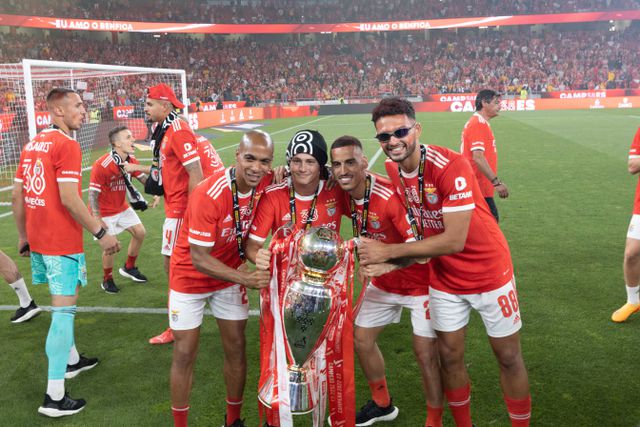 Chiquinho e João Neves (ambos ao centro) quando jogavam no Benfica (foto: Imago)