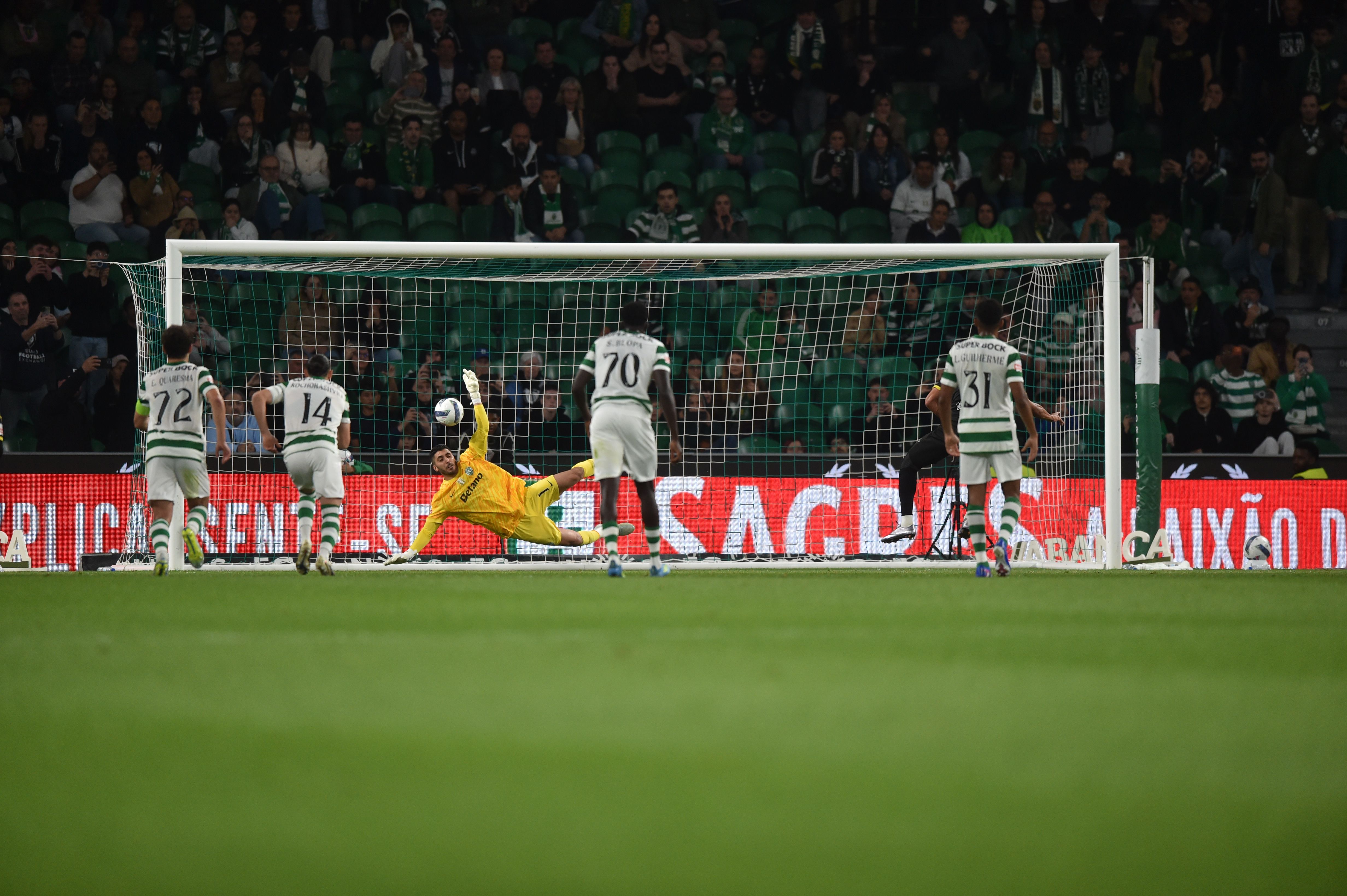 Rui Silva defendeu um penálti de Aiko. Foto: Miguel Nunes (Sporting -  Tondela)
