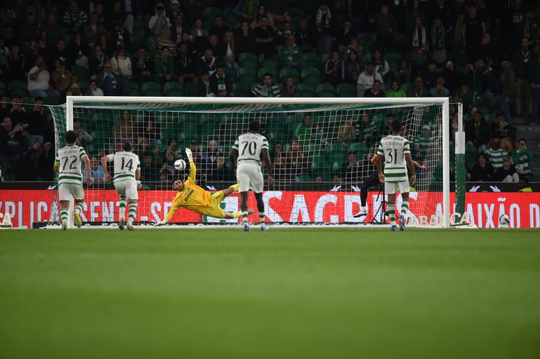 Rui Silva defendeu um penálti de Aiko. Foto: Miguel Nunes (Sporting -  Tondela)