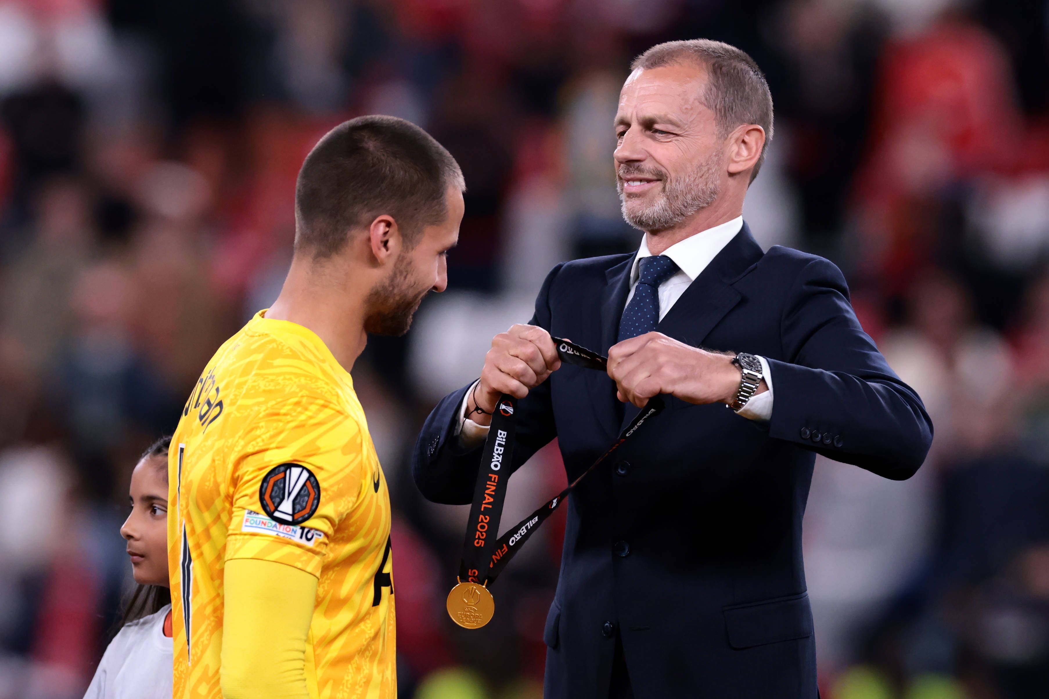 Alfie Whiteman a receber a medalha de vencedor da Liga Europa por Ceferin