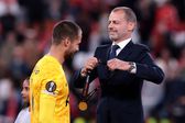 Alfie Whiteman a receber a medalha de vencedor da Liga Europa por Ceferin
