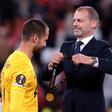 Alfie Whiteman a receber a medalha de vencedor da Liga Europa por Ceferin