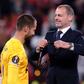 Alfie Whiteman a receber a medalha de vencedor da Liga Europa por Ceferin