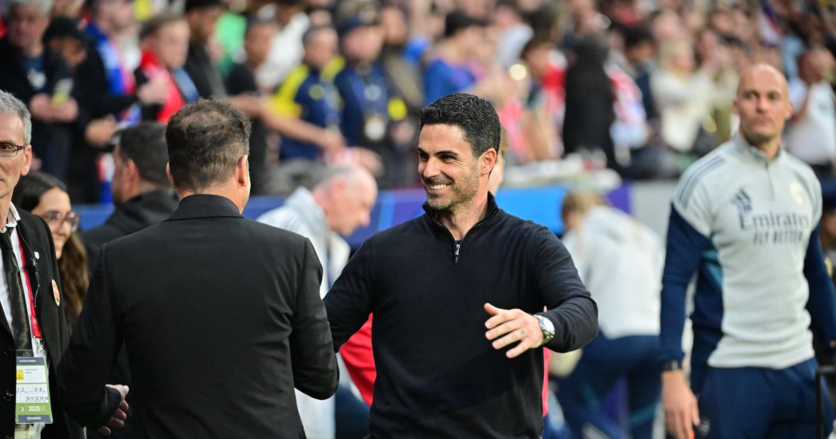 Simeone e Arteta não poupam arbitragem: «Há uma decisão que muda a eliminatória»