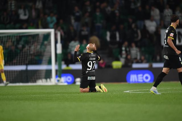 Cícero parece agradecer aos deuses a noite de Alvalade (Foto Miguel Nunes)