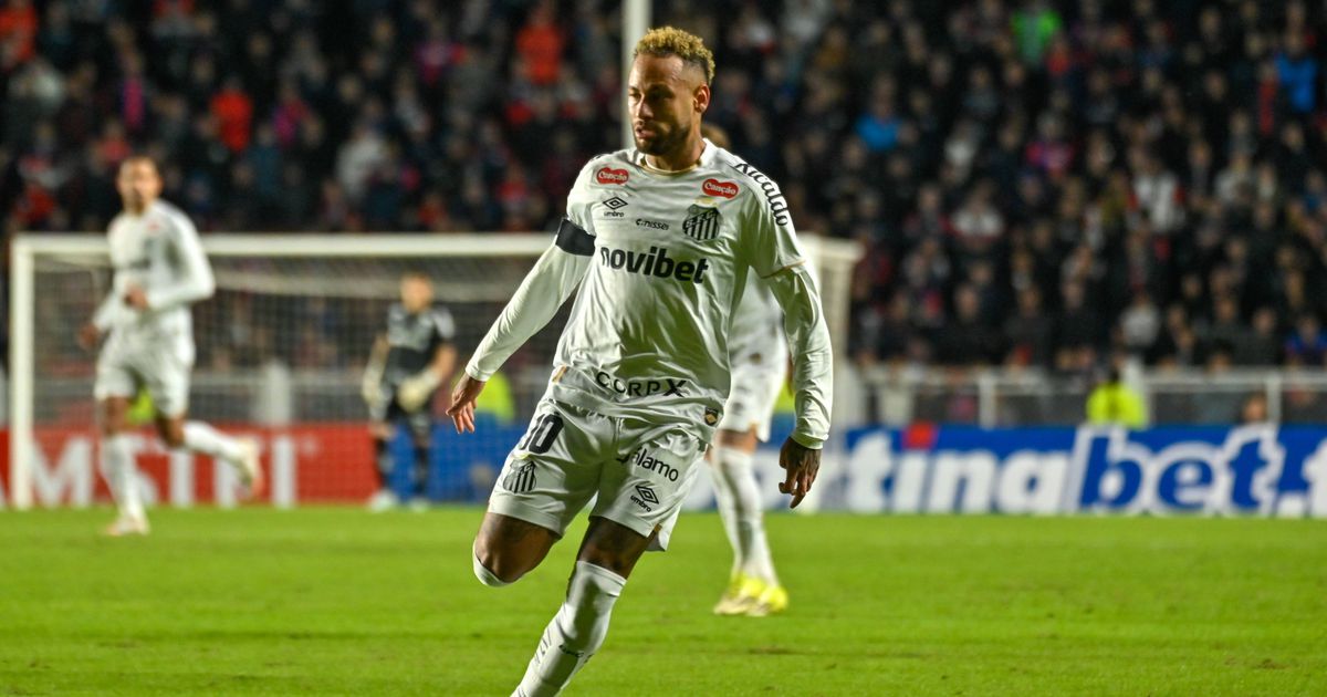 Já sem camisola, Neymar ofereceu... chuteiras a adversário (vídeo)