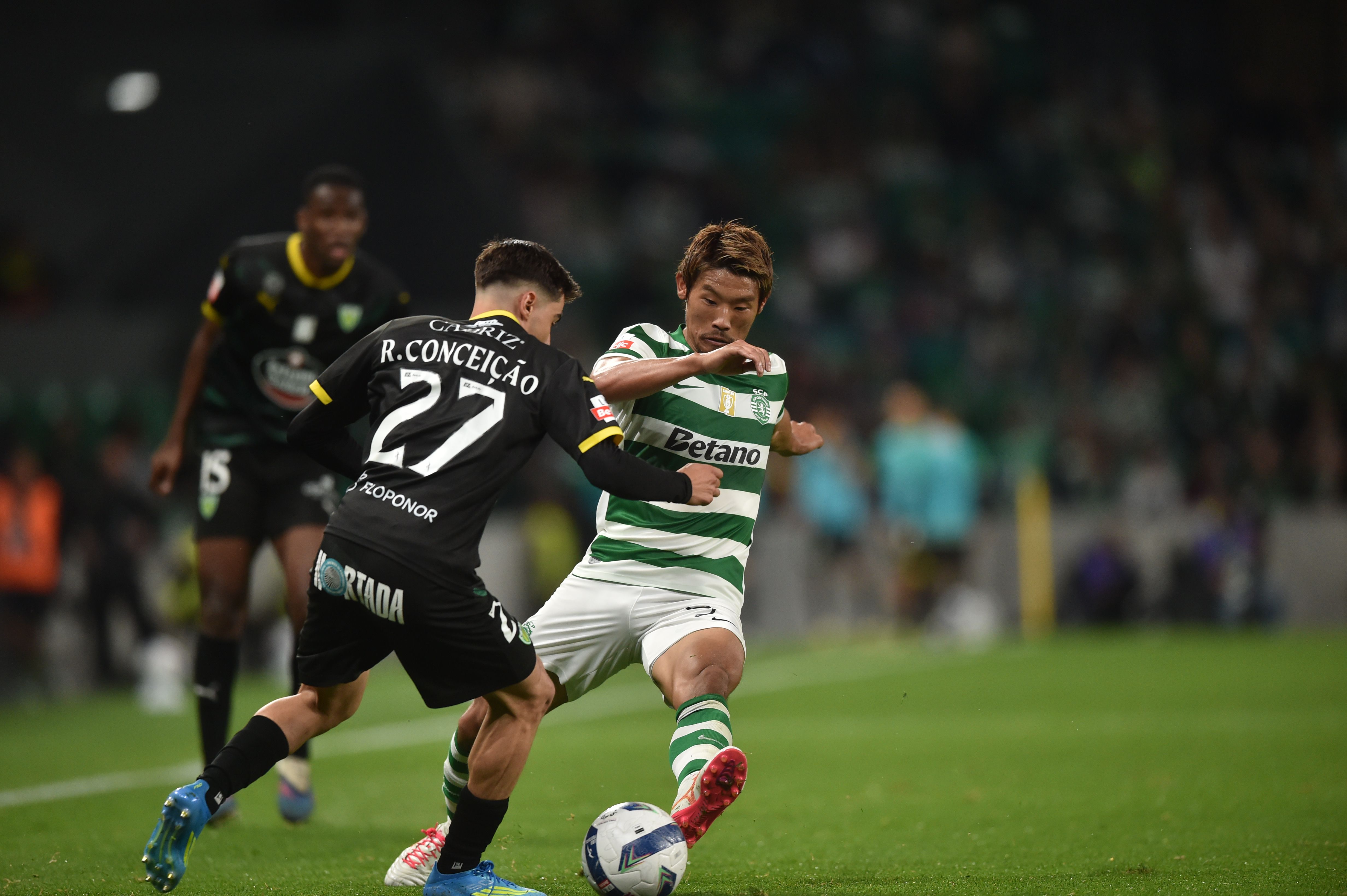 Morita disputa o lance com Rodrigo Conceição. Foto: Miguel Nunes (Sporting -  Tondela)