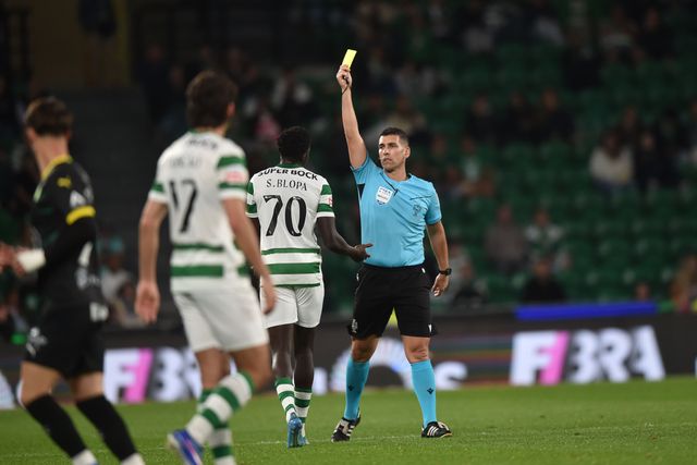 Fábio Veríssimo mostra o cartão amarelo a Salvador Blopa (Foto Miguel Nunes)