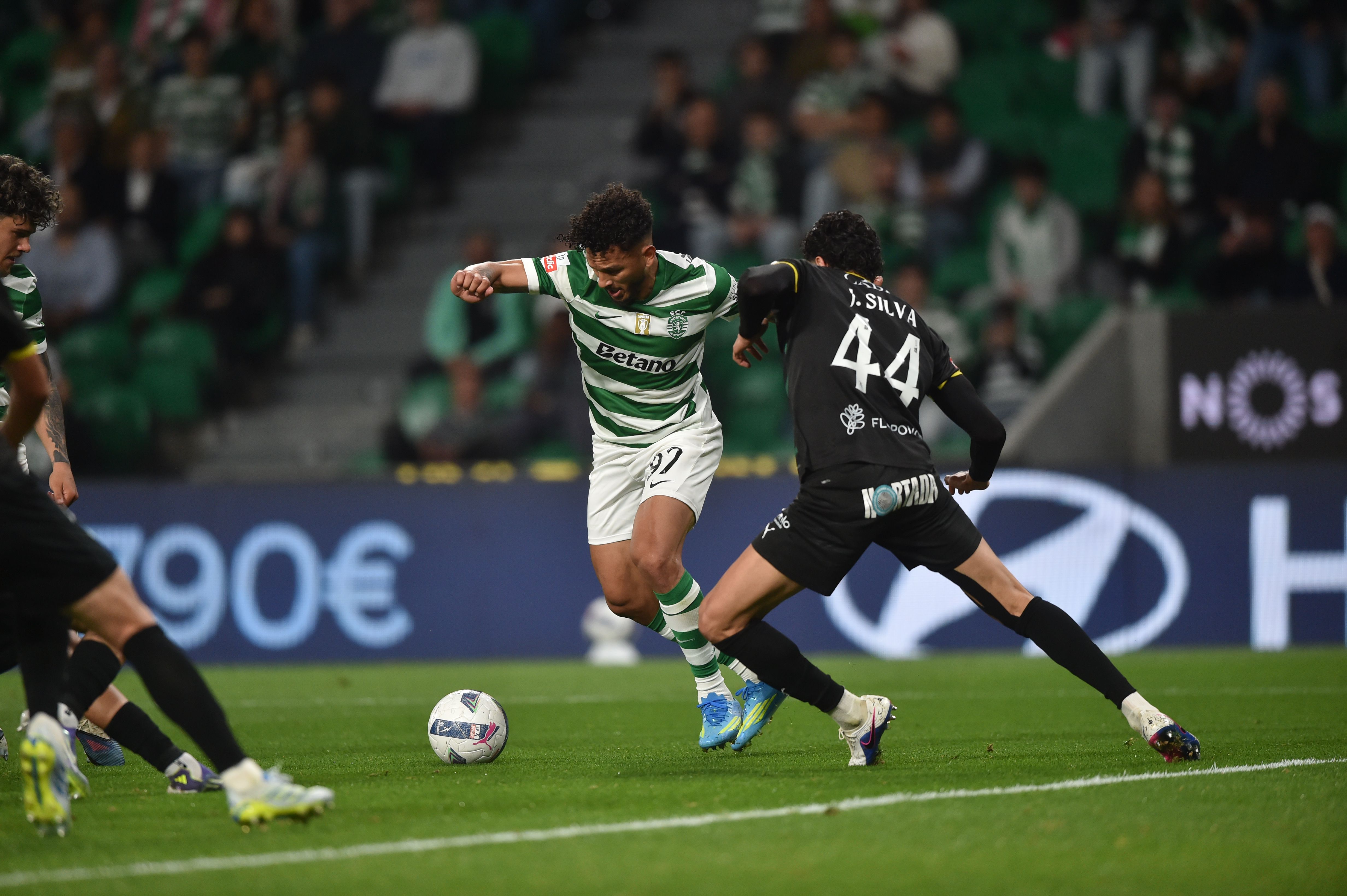 Luis Suárez sempre à procura do remate. Foto: Miguel Nunes (Sporting -  Tondela)