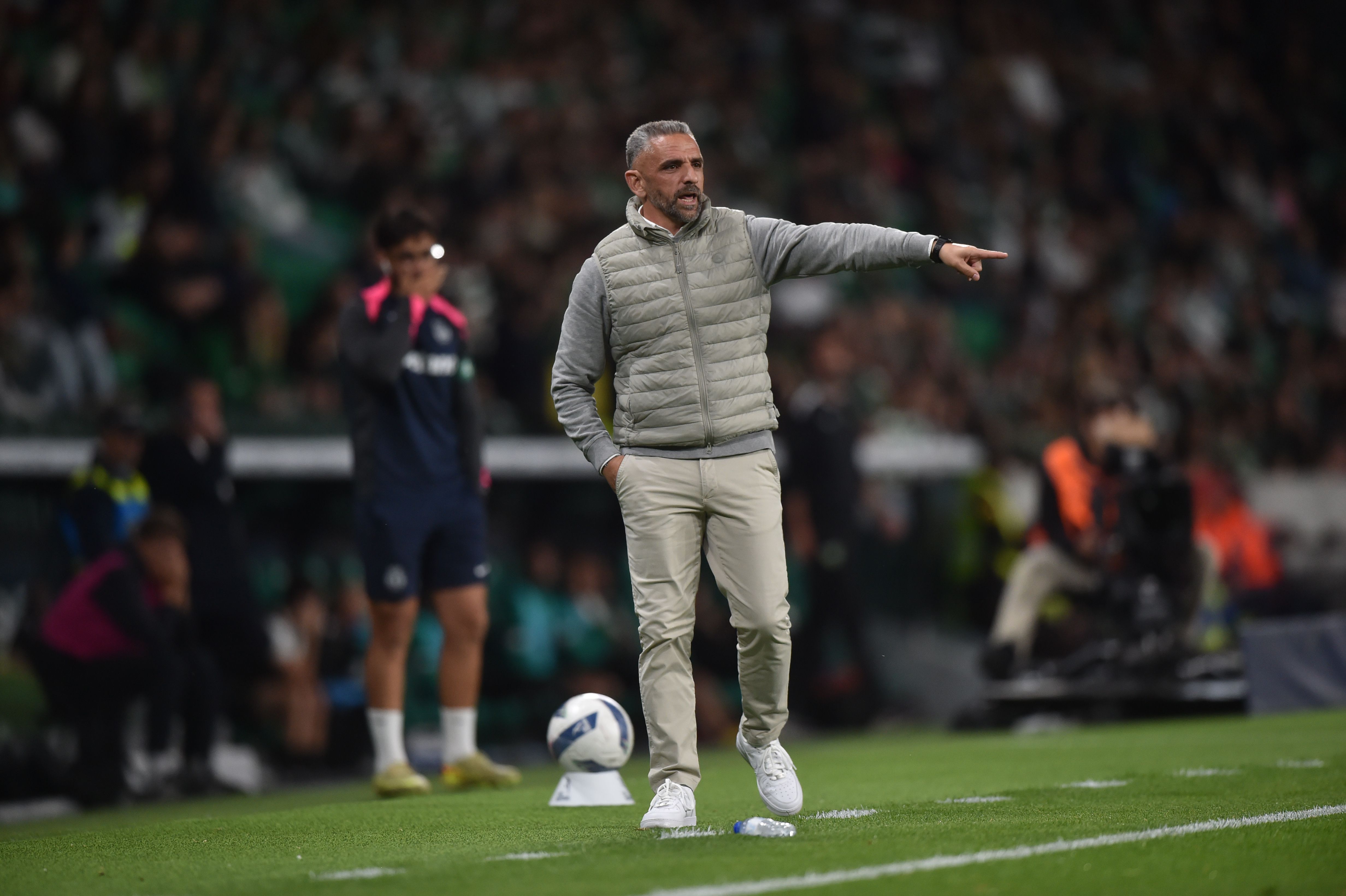 Rui Borges interventivo durante a partida. Foto: Miguel Nunes (Sporting -  Tondela)