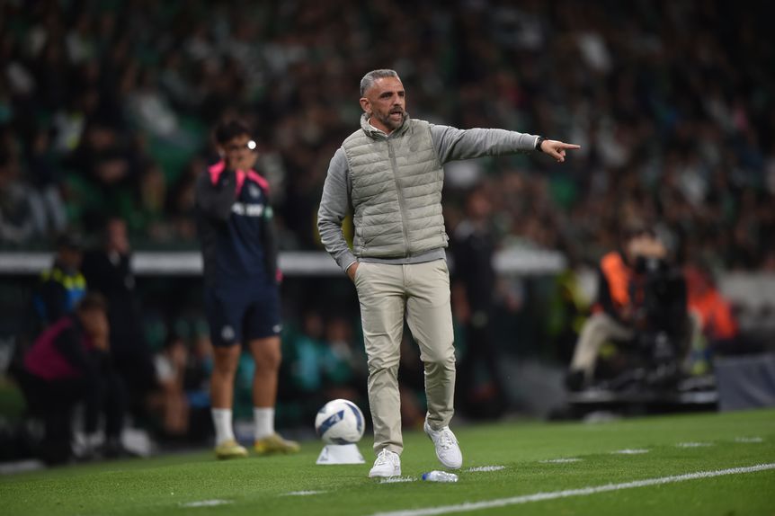 Rui Borges interventivo durante a partida. Foto: Miguel Nunes (Sporting -  Tondela)