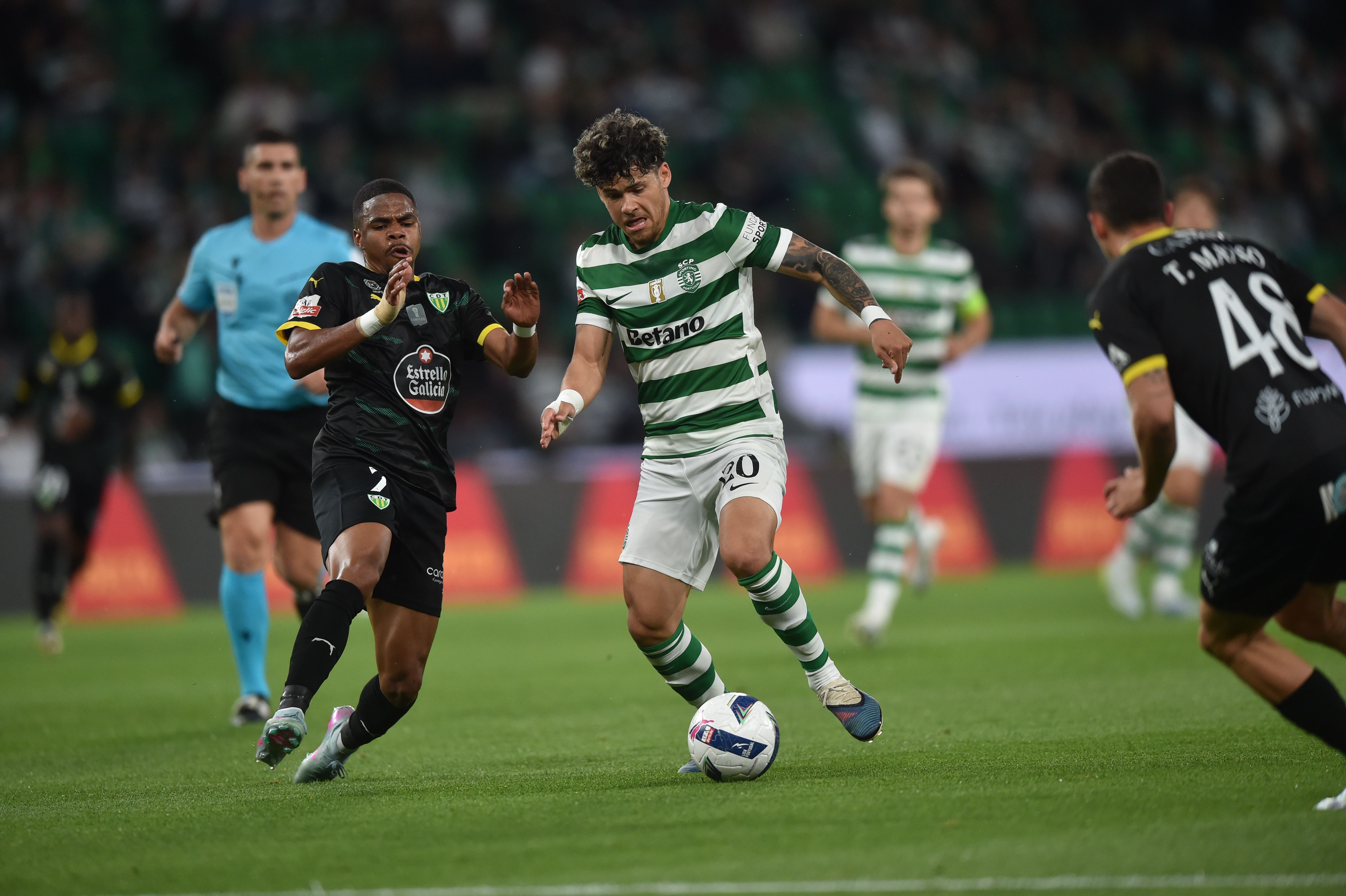 Maxi Araújo e Maranhão em luta pela bola. Foto: Miguel Nunes (Sporting -  Tondela)