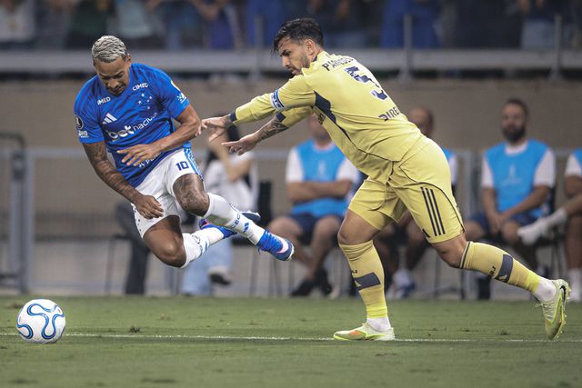 Matheus Pereira em duelo com Paredes