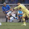 Matheus Pereira em duelo com Paredes