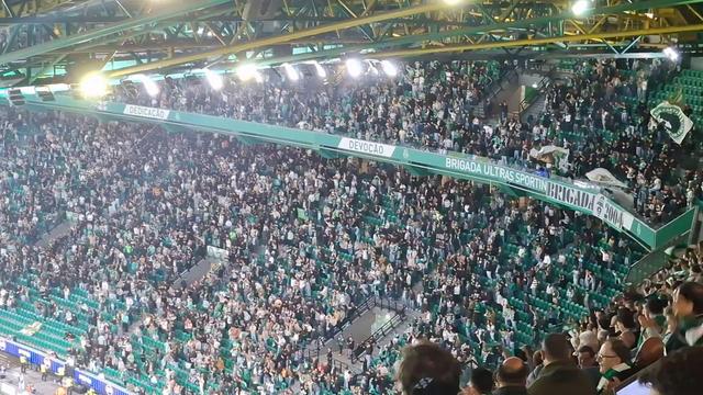 Reação dos adeptos do Sporting ao golo de Luis Suárez