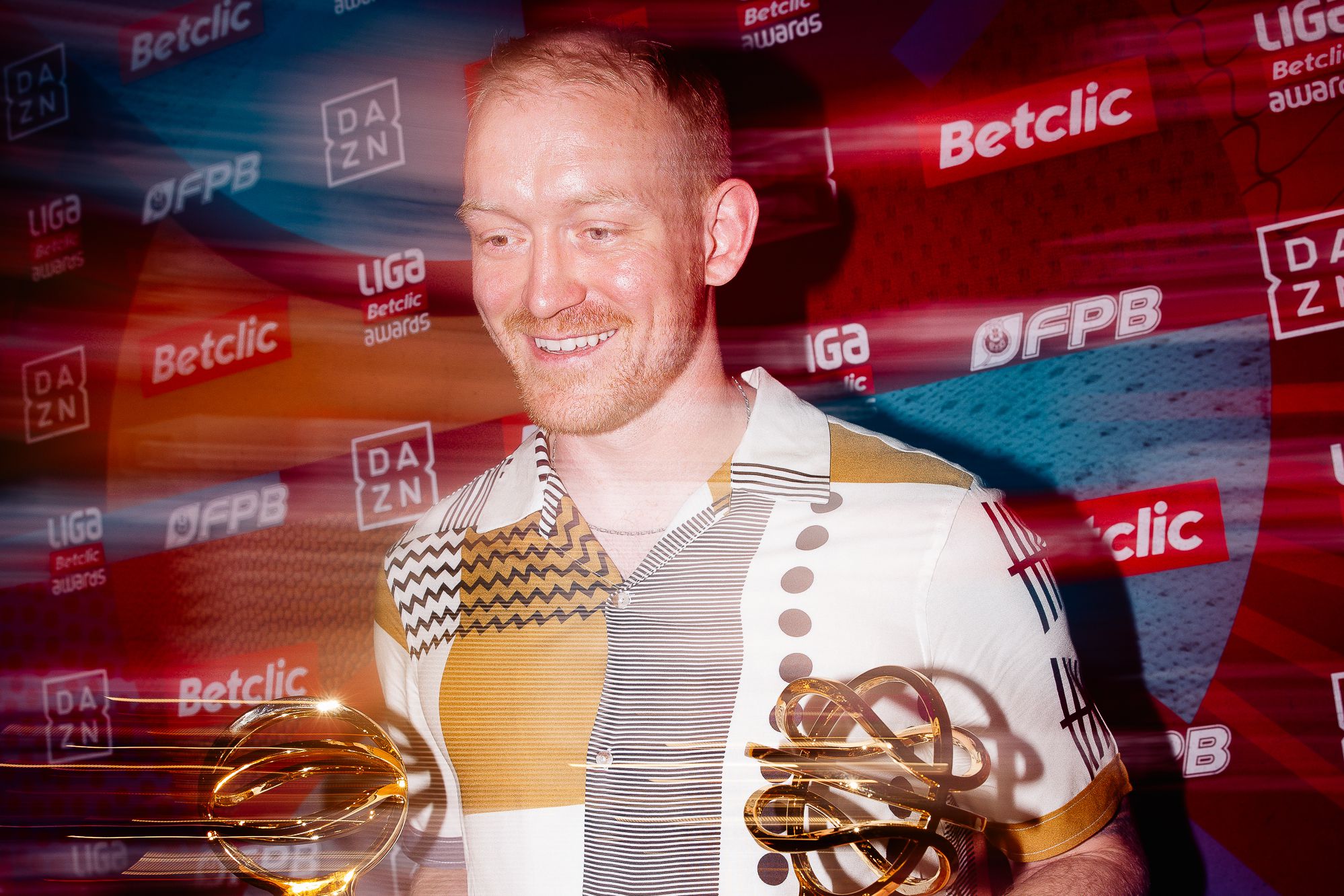 Tanner Omlid com os troféus de Defensor do Ano e de líder de roubos de bola da Liga Betclic     Fotografia FPB
