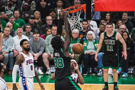 Neemias Queta afunda contra os Sixers. Foto X/Boston Celtics