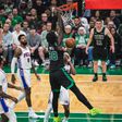 Neemias Queta afunda contra os Sixers. Foto X/Boston Celtics