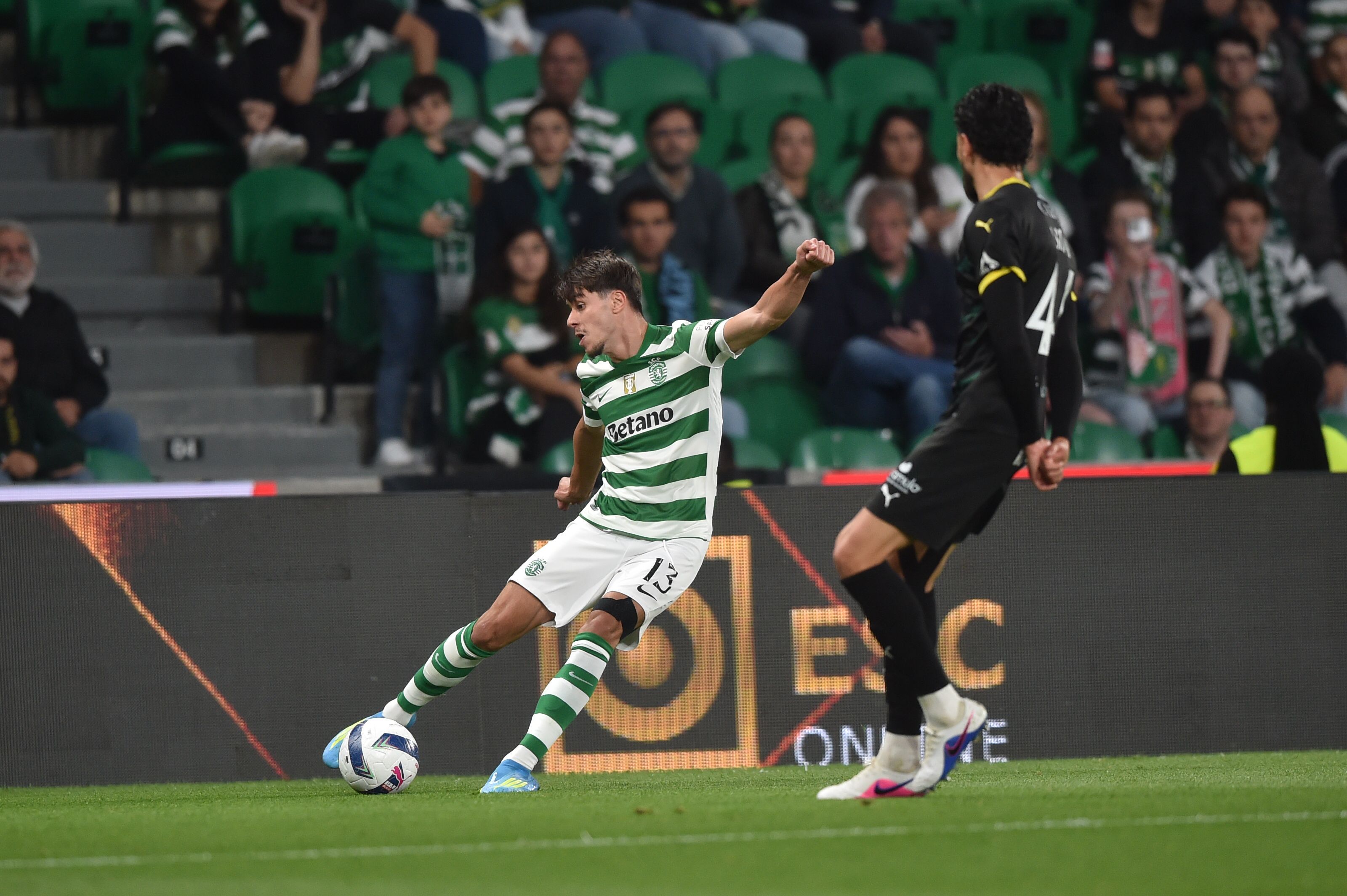 Com Fresneda de fora, foi Vagiannidis a assumir a lateral direita. Foto: Miguel Nunes (Sporting -  Tondela)