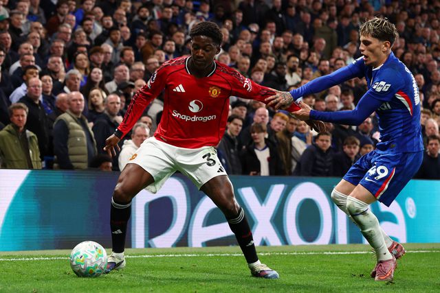 Mainoo em duelo com Garnacho