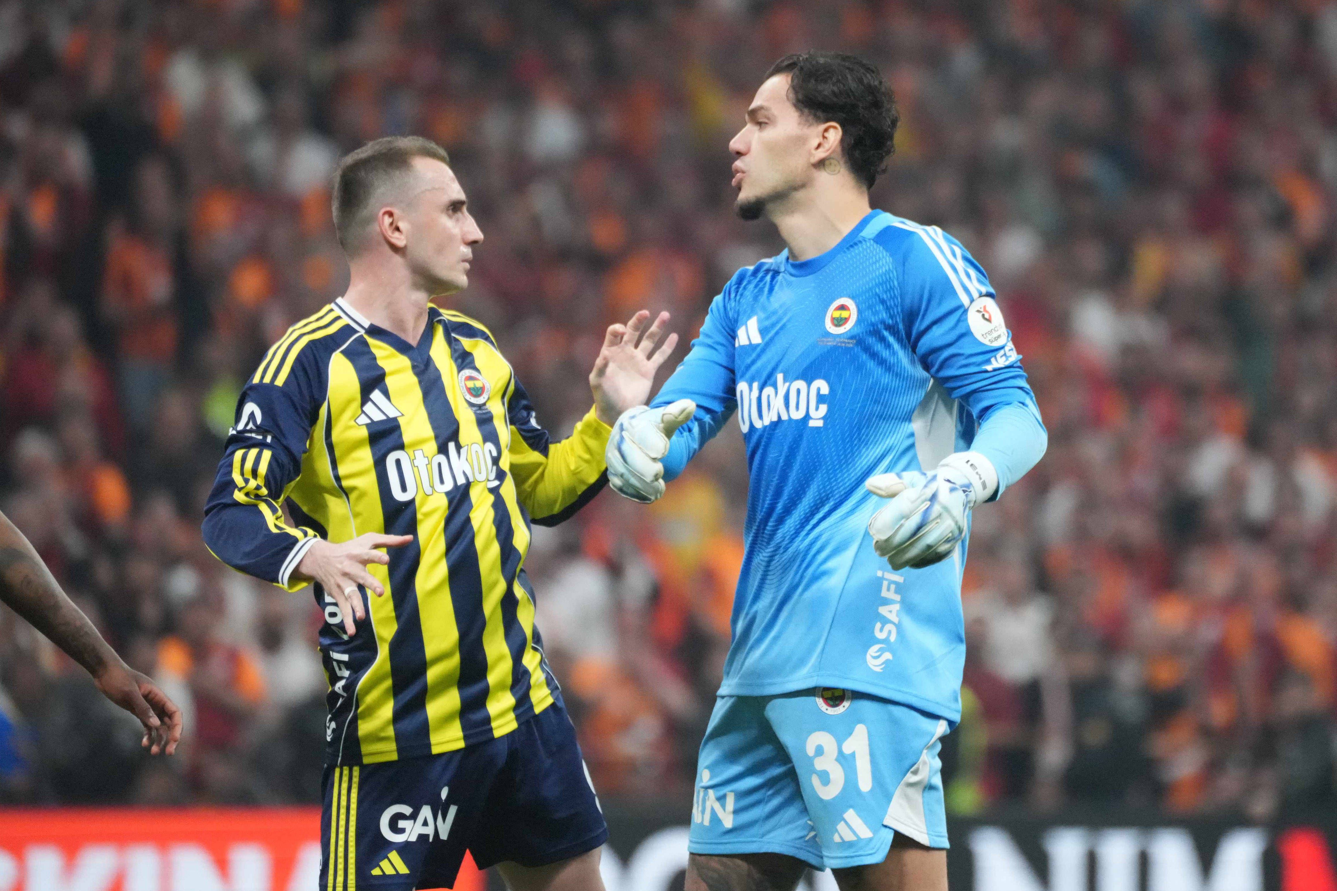 Akturkoglu a tentar acalmar Ederson