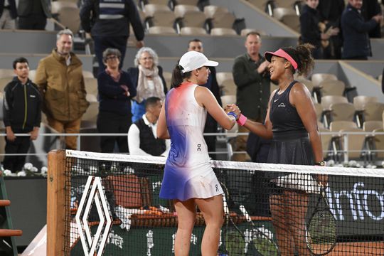 Iga Swiatek 'sobrevive' a Osaka em Roland-Garros